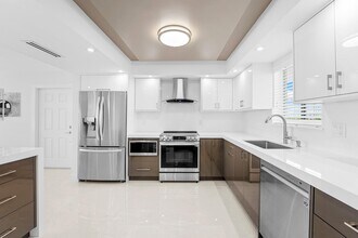 301 Lake Shore Dr in Lake Park, FL - Building Photo - Building Photo