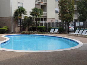 Metairie Lake Apartments in Metairie, LA - Foto de edificio - Building Photo