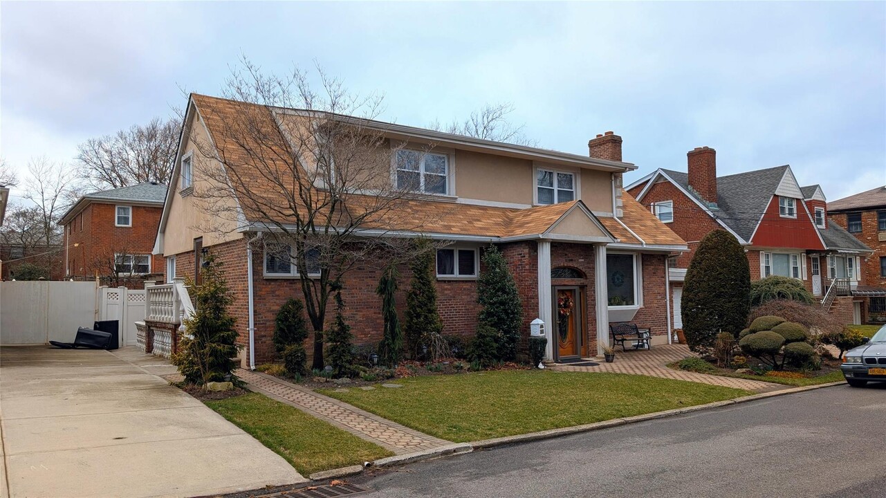 17-36 202nd St in Queens, NY - Building Photo