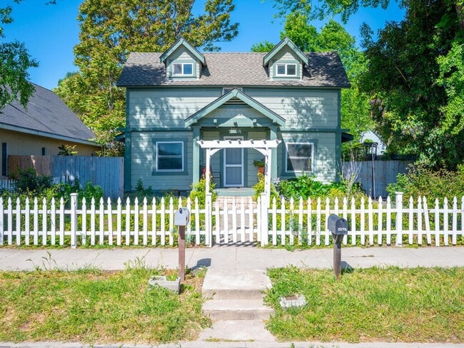 property at 1529 Oak St