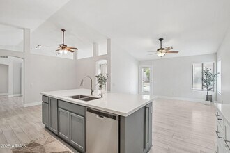 129 N Joshua Tree Ln in Gilbert, AZ - Building Photo - Building Photo