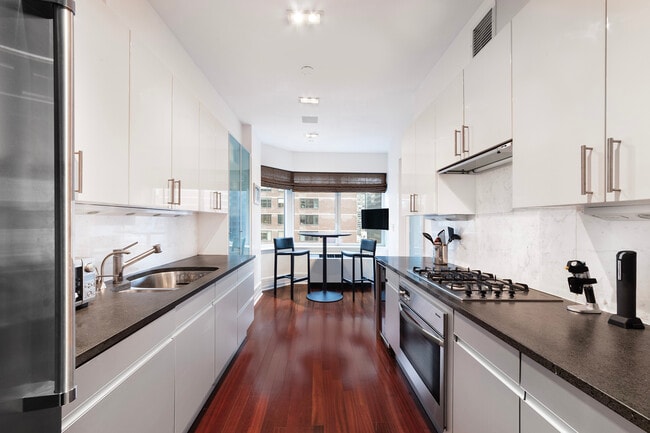 300 E 55th St in New York, NY - Building Photo - Building Photo