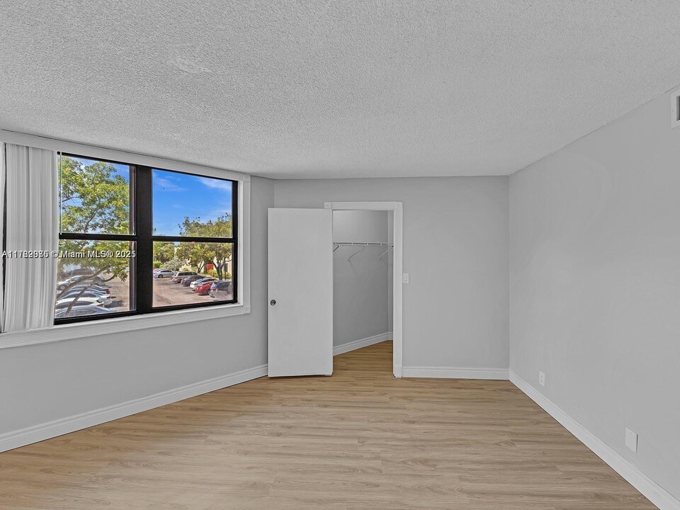 215 Lake Pointe Dr in Oakland Park, FL - Building Photo