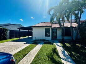 9630 SW Grand Canal Dr in Miami, FL - Building Photo