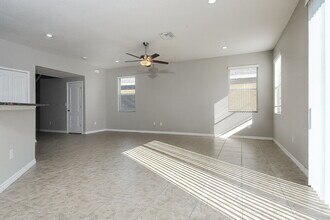 1132 Lauren Manor Loop in Ruskin, FL - Foto de edificio - Building Photo