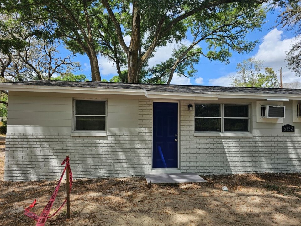 5322 Pine St in Seffner, FL - Building Photo