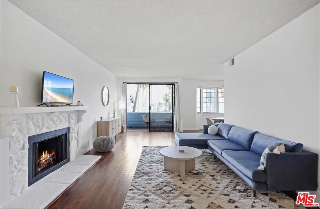 310 Tahiti Way in Marina Del Rey, CA - Building Photo