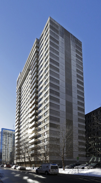 Kent Towers in Ottawa, ON - Building Photo