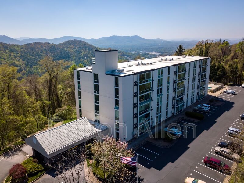 647 Town Mountain Rd in Asheville, NC - Building Photo