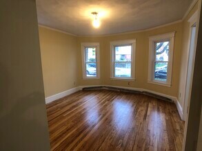 18 Cherry St, Unit 1R in Somerville, MA - Foto de edificio - Building Photo