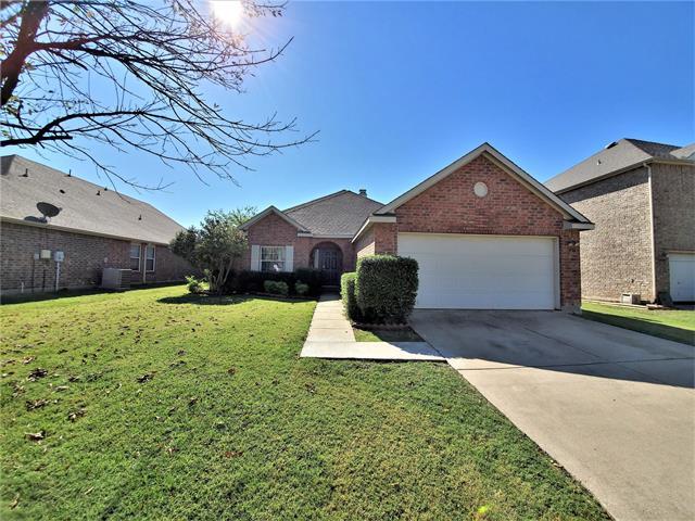 1932 Stonehill Dr in Justin, TX - Building Photo - Building Photo