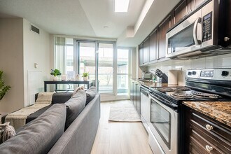 209 Gzowski Boulevard, Unit SI ID1390137P in Toronto, ON - Building Photo - Building Photo