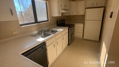 1527 Spring Valley Dr in Colorado Springs, CO - Building Photo - Building Photo
