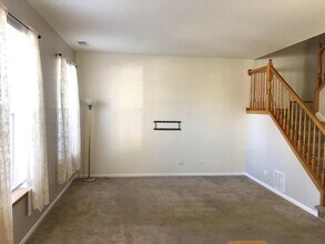 2575 Hillsboro Blvd in Aurora, IL - Building Photo - Building Photo