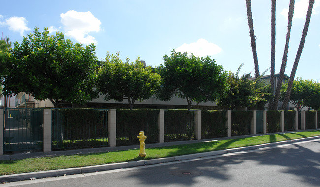 Oasis Apartments in Westminster, CA - Foto de edificio - Building Photo