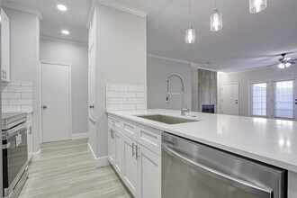 324 Wilcrest Dr in Houston, TX - Building Photo - Building Photo