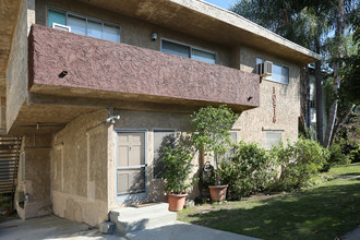 10516 Eastborne Ave in Los Angeles, CA - Building Photo - Building Photo