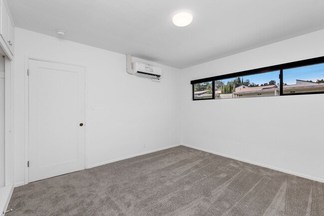 2033 N Beachwood Drive in Los Angeles, CA - Foto de edificio - Building Photo
