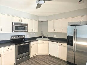 1018 Castilian Ct in Glenview, IL - Building Photo - Building Photo