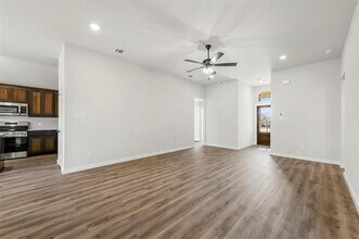 1102 Holly St in Cleburne, TX - Foto de edificio - Building Photo