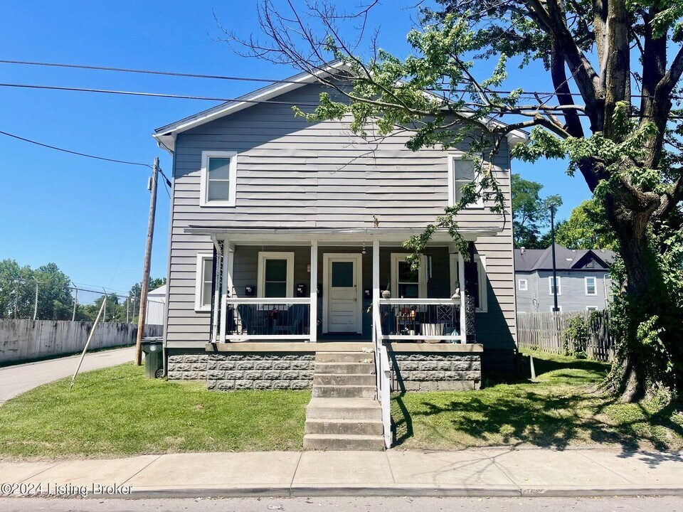 121 E 14th St in New Albany, IN - Foto de edificio