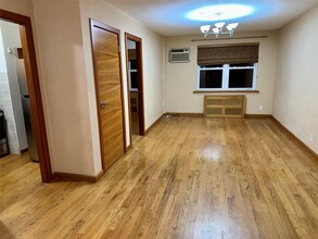 47-39 59th St in Queens, NY - Foto de edificio - Building Photo