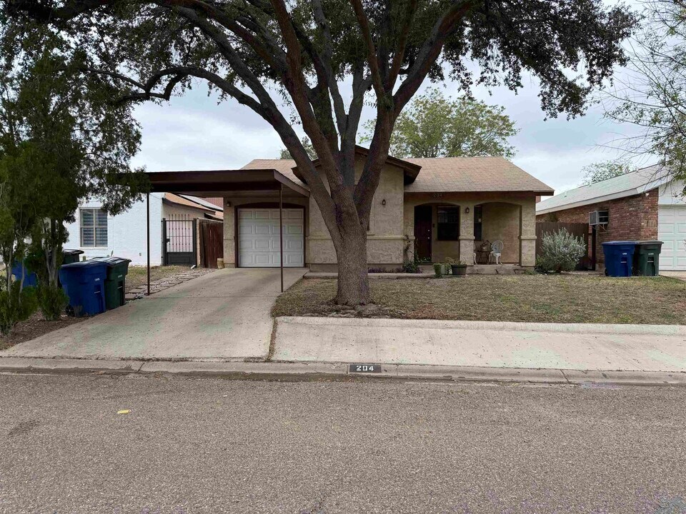 204 Northpoint Dr in Laredo, TX - Building Photo