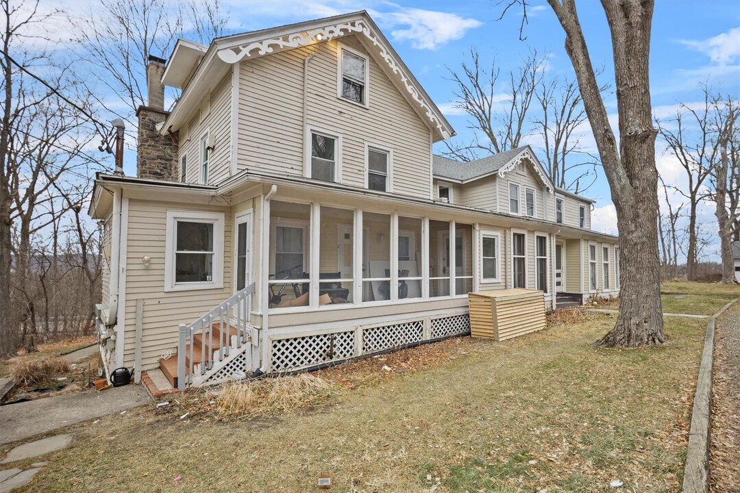 67 Old Albany Post Rd in Rhinebeck, NY - Building Photo