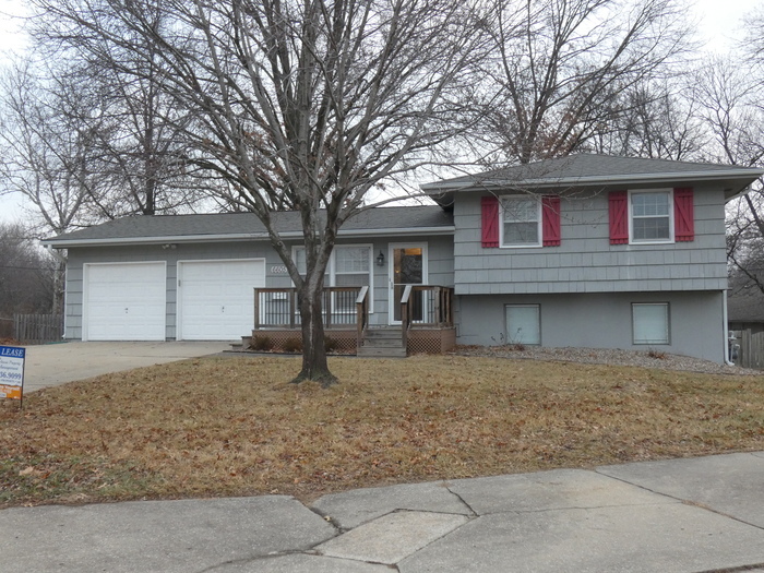 6605 N Montgall Cir in Gladstone, MO - Building Photo