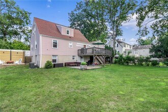 76 Oakland Ave in Harrison, NY - Building Photo - Building Photo