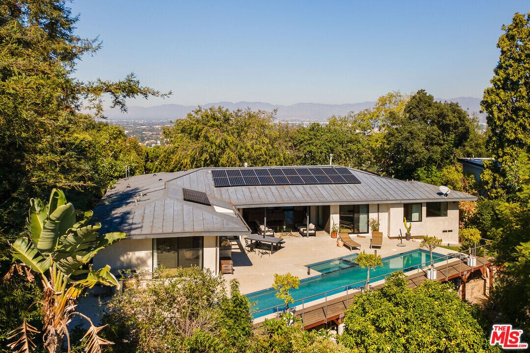 11460 Laurelcrest Rd in Los Angeles, CA - Building Photo