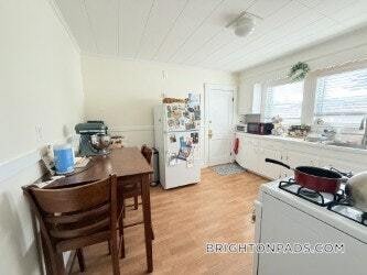 81 Cresthill Rd in Boston, MA - Foto de edificio - Building Photo