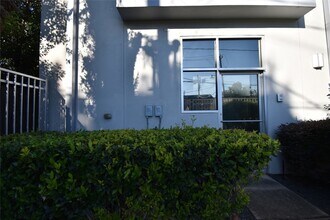 207 Pierce St, Unit 201 in Houston, TX - Building Photo - Building Photo