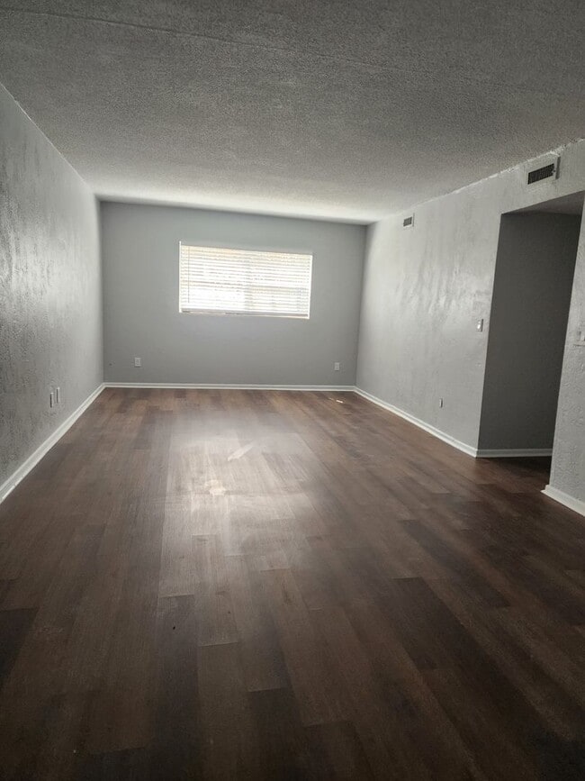 313 Country Club Oval in Daytona Beach, FL - Building Photo - Building Photo