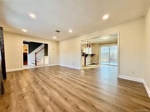 33 Pilgrim Dr in Port Jefferson, NY - Building Photo - Building Photo