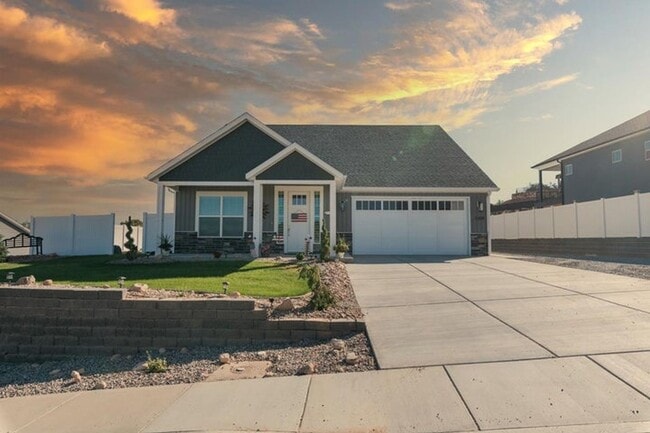 property at 3368 S Kingsbury Dr