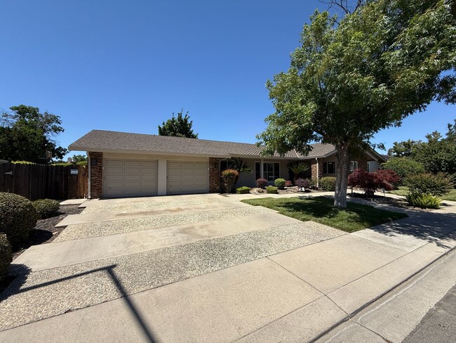 2721 Deerfield Pl in Modesto, CA - Building Photo - Building Photo