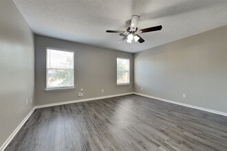 2211 Pincher Creek Dr in Spring, TX - Foto de edificio - Building Photo