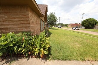 6910 Pella Dr in Houston, TX - Building Photo - Building Photo