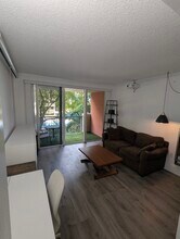 2951 S Bayshore Dr, Unit 407 in Miami, FL - Foto de edificio - Building Photo