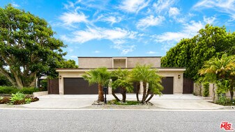 31518 Broad Beach Rd in Malibu, CA - Building Photo