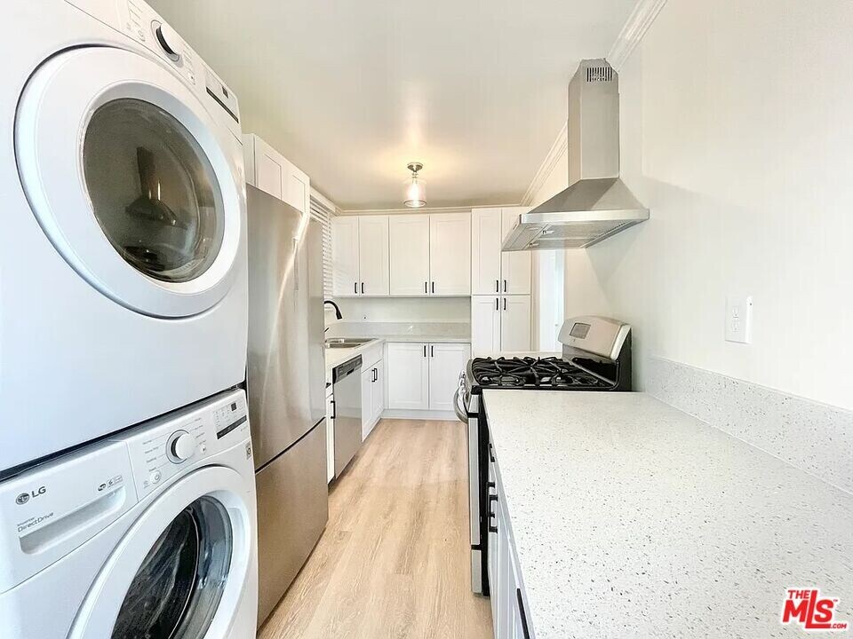 5744 La Mirada Ave in Los Angeles, CA - Building Photo