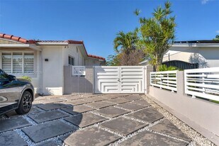 10295 SW 34th St in Miami, FL - Building Photo