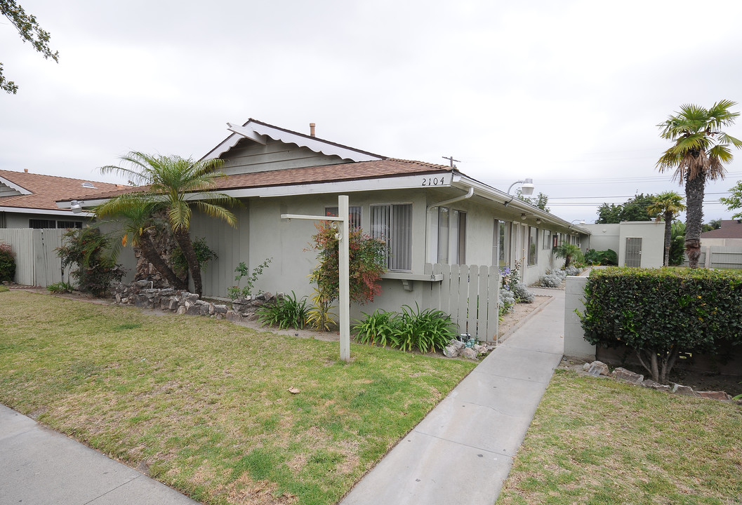 2104 E La Palma Ave in Anaheim, CA - Building Photo