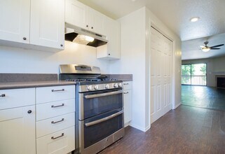 2001 E 21st St, Unit 0242 in Signal Hill, CA - Building Photo - Building Photo