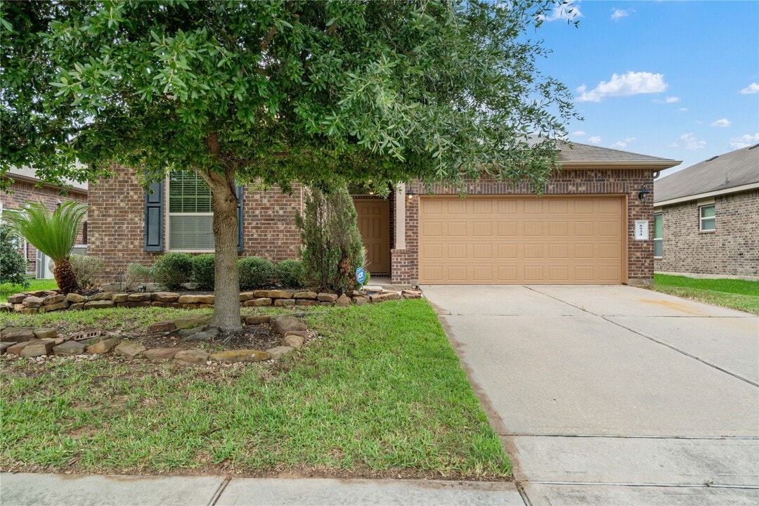 8934 Finnery Dr in Tomball, TX - Building Photo