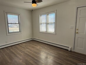 21 Sherwood Dr in Mastic Beach, NY - Building Photo - Building Photo