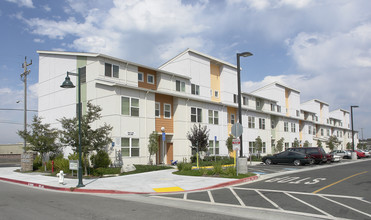 Giant Road Apartments in San Pablo, CA - Foto de edificio - Building Photo