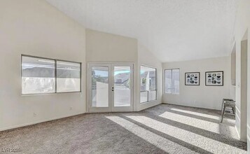 5600 Orchard Ln in Las Vegas, NV - Building Photo - Building Photo