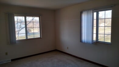 741 E Imperial Dr, Unit 741-747 in Hartland, WI - Foto de edificio - Building Photo
